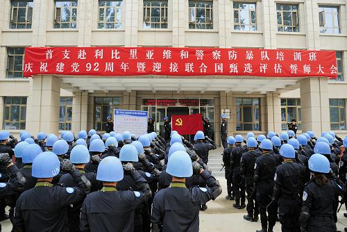 6月29日,在河北廊坊的中國(guó)維和警察培訓(xùn)中心,中國(guó)首支赴利比里亞維和警察防暴隊(duì)培訓(xùn)班隊(duì)員重溫入黨誓詞。當(dāng)日,我國(guó)首支赴利比里亞維和警察防暴隊(duì)培訓(xùn)班舉行迎接聯(lián)合國(guó)甄選評(píng)估誓師大會(huì)。這支赴利維和警察防暴隊(duì)以黑龍江省公安邊防總隊(duì)官兵為主組建,是我國(guó)首次向非洲組派成建制的維和警察防暴隊(duì),他們將于2013年下半年派往利比里亞任務(wù)區(qū)執(zhí)行維和任務(wù)。新華社發(fā)(高學(xué)德 攝)