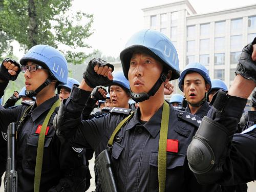 6月29日,在河北廊坊的中國(guó)維和警察培訓(xùn)中心,中國(guó)首支赴利比里亞維和警察防暴隊(duì)培訓(xùn)班隊(duì)員重溫入黨誓詞。新華社發(fā)(高學(xué)德 攝)