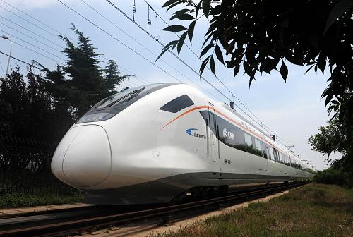 7月3日,CRH6F型城際動車組行駛在中國南車青島四方機車車輛股份有限公司測試線上。 當日,我國首列公交化時速160公里CRH6F型城際動車組在中國南車青島四方機車車輛股份有限公司竣工下線,該動車組具有載客量大、快起快停、快速乘降、頻繁起停的技術(shù)優(yōu)勢,是為適應(yīng)我國新型城鎮(zhèn)化建設(shè)需求、構(gòu)建1小時經(jīng)濟圈而研制的新型快捷軌道交通工具,能滿足區(qū)域城際和都市圈城際的通商、通勤等出行需求。該動車組的核心技術(shù)和關(guān)鍵技術(shù)諸如牽引系統(tǒng)、網(wǎng)絡(luò)系統(tǒng)和輔助供電系統(tǒng)等完全依靠自主研發(fā),且具有優(yōu)異的節(jié)能環(huán)保特性,其人均百公里能耗比地鐵車輛還要低20%左右,整車的國產(chǎn)化率達到了97%以上。新華社記者 李紫恒 攝