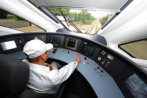 7月3日,司機駕駛CRH6F型城際動車組行駛在中國南車青島四方機車車輛股份有限公司測試線上。新華社記者 李紫恒 攝