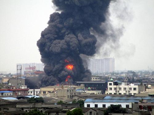 7月6日,火災現(xiàn)場冒出滾滾濃煙。當日12時許,四川成都市武侯區(qū)金花鎮(zhèn)一泡沫板廠發(fā)生火災,由于火災現(xiàn)場地處工廠和居民區(qū)混合地區(qū),消防救援工作進展困難。截至發(fā)稿時,大火已持續(xù)燃燒了近兩個小時,周邊的鞋廠和民居也受到影響。目前,尚沒有人員傷亡情況的報告。新華社發(fā)(張國防 攝)