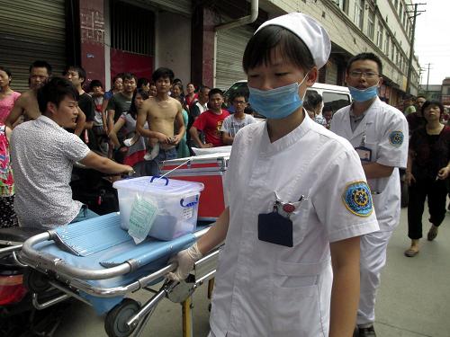 7月6日,120急救人員手推設(shè)備接近火災現(xiàn)場準備搶救傷者。新華社發(fā)(張國防 攝)
