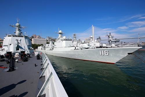 7月6日,中國(guó)海軍參演軍艦??吭诙砹_斯符拉迪沃斯托克港。當(dāng)日,中國(guó)海軍參加“海上聯(lián)合—2013”中俄海上聯(lián)合軍事演習(xí)的導(dǎo)彈驅(qū)逐艦石家莊艦在俄羅斯符拉迪沃斯托克港向俄羅斯海軍官兵和當(dāng)?shù)孛癖婇_(kāi)放,使他們有機(jī)會(huì)登上中國(guó)海軍新型軍艦,近距離接觸和了解中國(guó)軍艦和海軍官兵,增進(jìn)中俄兩國(guó)人民和軍隊(duì)間的友誼。根據(jù)中俄雙方達(dá)成的共識(shí),中俄海軍艦艇編隊(duì)定于7月5日至12日在俄羅斯彼得大帝灣附近海域舉行代號(hào)為“海上聯(lián)合-2013”中俄海上聯(lián)合軍事演習(xí)。新華社記者 查春明 攝