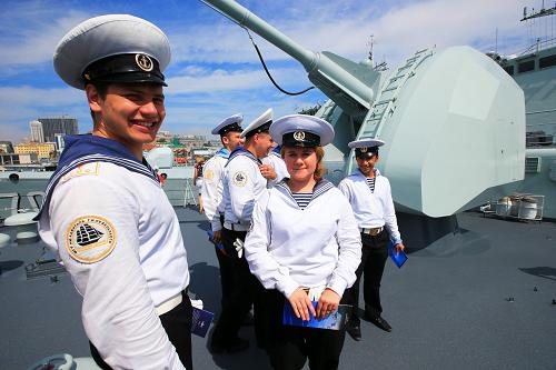 7月6日,在俄羅斯符拉迪沃斯托克港,俄羅斯海軍官兵登上中國(guó)海軍石家莊艦參觀。新華社記者 查春明 攝