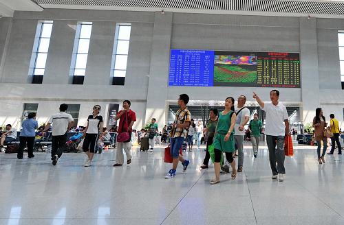 長(zhǎng)春火車站候車室內(nèi)的旅客(7月6日攝)。記者從長(zhǎng)春火車站了解到,2013年長(zhǎng)春暑期客流仍以學(xué)生、旅游為主,預(yù)計(jì)在62天的暑運(yùn)期間將發(fā)送旅客458.8萬(wàn)人,日均7.4萬(wàn)人。長(zhǎng)春站在暑運(yùn)期間通過(guò)加開至重點(diǎn)城市臨客,啟動(dòng)移動(dòng)售票車等方式疏導(dǎo)客流,方便旅客購(gòu)票。新華社記者 張楠 攝