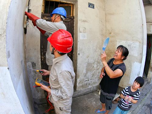 7月9日,國家電網浙江金華供電公司的搶修工作人員在金華市區(qū)秋濱黃山巷69號為住戶更換螺絲。連日來浙江高溫晴熱,用電負荷節(jié)節(jié)攀升,屢創(chuàng)今年用電新高。截至7月9日14時左右,浙江電網統調用電負荷創(chuàng)歷史新高,突破5255萬千瓦。新華社發(fā)(王平 攝)