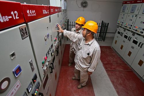 7月9日,國家電網浙江金華供電公司的工作人員加強對配電房巡視,確保電力設備穩(wěn)定運行。新華社發(fā)(王平 攝)