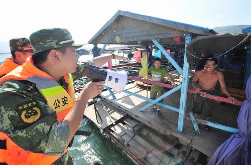 7月12日,福建羅源邊防官兵在羅源灣海面上對滯留在漁排上的漁民進(jìn)行臺風(fēng)預(yù)警宣傳。新華社記者 魏培全 攝