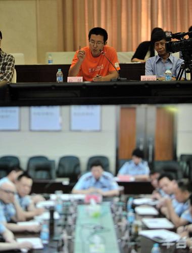 7月12日,一位市民代表現(xiàn)場提問,提問現(xiàn)場通過視頻向各區(qū)縣交通支隊(duì)進(jìn)行直播。新華社記者 李文 攝