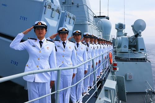 7月10日,沈陽(yáng)艦女水兵在海上閱兵結(jié)束后進(jìn)行海上禮儀訓(xùn)練。7月5日至12日,中俄兩國(guó)在俄羅斯彼得大帝灣附近海空域,成功舉行了“海上聯(lián)合——2013”軍事演習(xí)。在海軍艦艇編隊(duì)指揮艦導(dǎo)彈驅(qū)逐艦沈陽(yáng)艦上,海軍首批登上導(dǎo)彈驅(qū)逐艦的13名女水兵,堅(jiān)守在操舵、信號(hào)、報(bào)務(wù)、雷達(dá)、艦艦導(dǎo)彈指揮儀、艦空導(dǎo)彈指揮儀、衛(wèi)生等7個(gè)專業(yè)的戰(zhàn)位上,出色履行崗位職責(zé)。新華社記者 查春明 攝