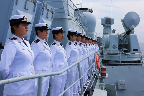 7月10日,沈陽(yáng)艦女水兵在海上閱兵結(jié)束后進(jìn)行海上禮儀訓(xùn)練。新華社記者 查春明 攝