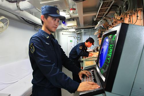 7月10日,雷達(dá)兵王新風(fēng)(左)在聯(lián)合軍演中操作儀器。新華社記者 查春明 攝