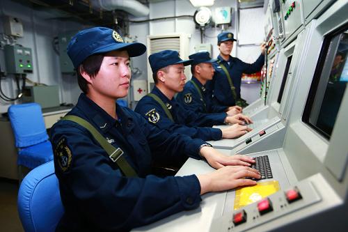 7月10日,艦艦導(dǎo)彈指揮儀兵馮慧(左一)和史彥芳(右一)在崗位上操作儀器。新華社記者 查春明 攝