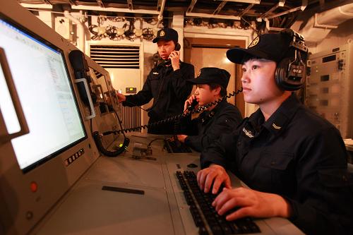 7月10日,報(bào)務(wù)兵褚海霞、張慧、郭佳(從左至右)在崗位上工作。新華社記者 查春明 攝
