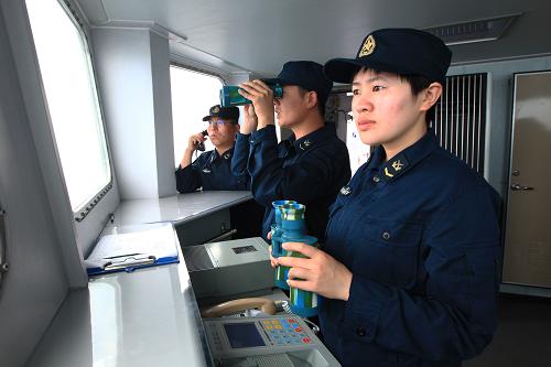 7月10日,信號(hào)兵秦金莉在聯(lián)合軍演中值瞭望更觀察海上目標(biāo)。新華社記者 查春明 攝