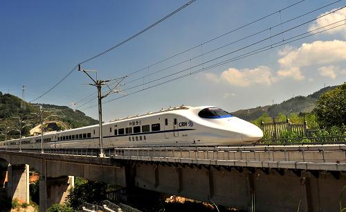 7月12日,一列聯(lián)調聯(lián)試動車組運行在向莆鐵路的莆田至永泰區(qū)段。新華社發(fā)(趙萌 攝)