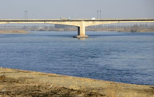 寧夏青銅峽市濱河大道邊黃河水流平穩(wěn)(2月22日攝)。記者日前從寧夏回族自治區(qū)環(huán)保廳獲悉,2013年上半年,黃河干流寧夏段水質(zhì)明顯改善,在6個監(jiān)測斷面中,優(yōu)水質(zhì)監(jiān)測斷面占66.7%,同比提高16.7%;良好水質(zhì)監(jiān)測斷面為33.3%。自治區(qū)環(huán)保廳2013年上半年環(huán)境質(zhì)量狀況分析顯示,在水環(huán)境方面,與2012年同期相比,黃河干流寧夏段高錳酸鹽指數(shù)、氨氮監(jiān)測濃度分別下降17.2%和7.5%,水質(zhì)明顯改善;黃河支流寧夏段水質(zhì)總體為輕度污染,與2012年同期相比無明顯變化。新華社記者 李然 攝