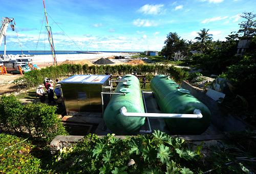7月20日,三沙永興島污水處理廠的一期工程項(xiàng)目竣工。當(dāng)日,三沙市永興島污水處理廠一期工程竣工。該污水處理廠是為加強(qiáng)西沙群島基礎(chǔ)設(shè)施建設(shè),保護(hù)海洋生態(tài)環(huán)境、提高駐島軍民生活水平和生活質(zhì)量而建設(shè)的一項(xiàng)重點(diǎn)環(huán)保工程。該廠于2012年10月14日正式開(kāi)工建設(shè),設(shè)計(jì)規(guī)模日處理1800噸污水。該項(xiàng)目采用生物法處理工藝,污水經(jīng)處理后水質(zhì)達(dá)到中水回用標(biāo)準(zhǔn)。新華社記者 趙穎全 攝