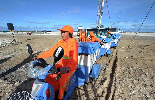 7月20日,三沙環(huán)衛(wèi)工人在污水處理廠工作。新華社記者 趙穎全 攝