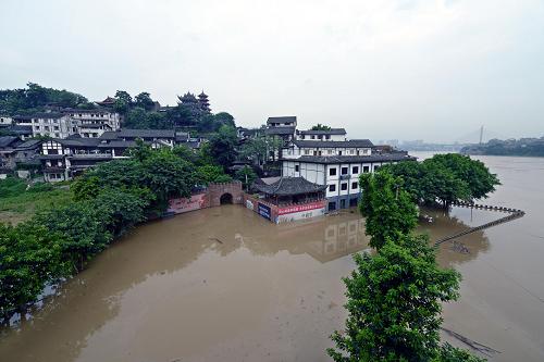 7月20日,重慶磁器口古鎮(zhèn)碼頭被嘉陵江過境洪水淹沒。新華社發(fā)(鐘桂林 攝)