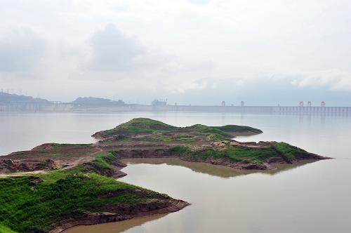 7月20日在湖北省秭歸縣茅坪鎮(zhèn)木魚島拍攝的三峽水庫。受上游四川、云南等地強(qiáng)降水影響,三峽入庫流量連日迅速上漲。新華社發(fā)(鄭家裕 攝)