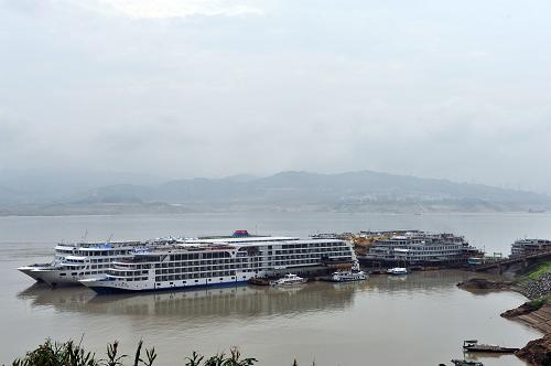 7月20日,客輪停靠在三峽大壩上游湖北省秭歸縣茅坪港。受上游四川、云南等地強(qiáng)降水影響,三峽入庫流量連日迅速上漲。新華社發(fā)(鄭家裕 攝)