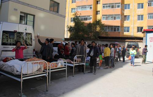 7月22日,地震傷員在甘肅定西市岷縣中醫(yī)院接受救治。新華社發(fā)(韓聰志 攝)