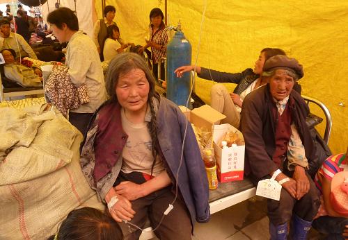 7月22日,地震傷員在岷縣中醫(yī)院接受治療。新華社發(fā)(韓聰志 攝)