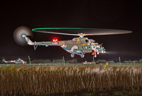 7月21日晚,空軍航空兵某團(tuán)直升機(jī)在拉薩某機(jī)場實施訓(xùn)練。7月21日20時,正在雪域高原駐訓(xùn)的空軍航空兵某團(tuán)直升機(jī)大隊兩架直升機(jī)相繼起飛,在雅魯藏布江峽谷中往返穿梭,并于22時33分結(jié)束飛行平穩(wěn)著陸。此次夜航訓(xùn)練的成功進(jìn)行,填補了我軍直升機(jī)在雪域高原機(jī)場夜間訓(xùn)練飛行的空白,標(biāo)志著該團(tuán)直升機(jī)大隊初步具備了在高原地區(qū)全時域、全天候執(zhí)行各類任務(wù)的能力。新華社發(fā)(李良峰 攝)