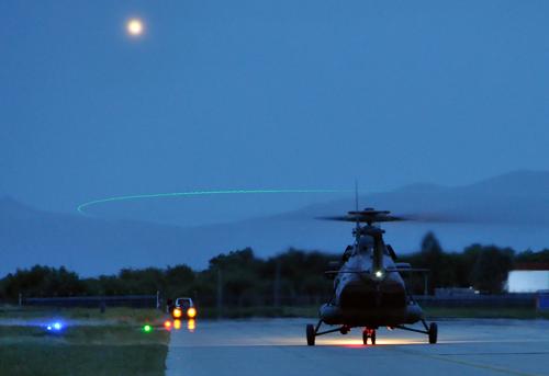 7月21日晚,空軍航空兵某團(tuán)直升機(jī)在拉薩某機(jī)場實施訓(xùn)練。新華社發(fā)(李良峰 攝)