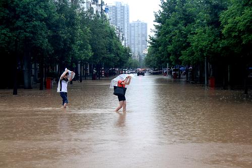 7月22日,市民在積水的廣元市街頭出行。新華社發(fā)(高志農(nóng) 攝)