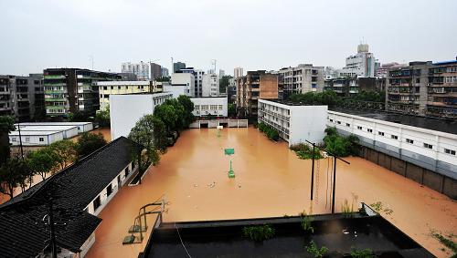 7月22日,廣元市一單位內(nèi)房屋被淹。新華社發(fā)(謝謙 攝)
