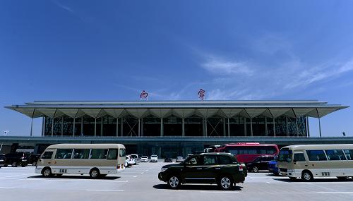 這是7月23日拍攝的西寧曹家堡機(jī)場(chǎng)新建成并投入使用的T2航站樓。新華社記者 王博 攝
