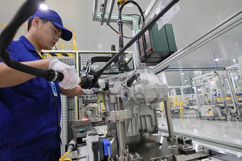 7月23日,在山東省濰坊市高新區(qū),工作人員在生產(chǎn)線上組裝8AT自動(dòng)變速器。日前,由民營企業(yè)盛瑞傳動(dòng)股份有限公司研發(fā)的汽車用前置前驅(qū)8擋自動(dòng)變速器(8AT)在山東濰坊高新區(qū)順利進(jìn)入小批量生產(chǎn)階段,標(biāo)志著前置前驅(qū)8擋自動(dòng)變速器已具備國產(chǎn)自主裝配能力。據(jù)了解,盛瑞8AT變速器采用4個(gè)自由度行星變速機(jī)構(gòu),利用三個(gè)行星排、三對常嚙合齒輪、5個(gè)換擋元件布置在兩根軸系上,實(shí)現(xiàn)了8個(gè)前進(jìn)擋和1個(gè)倒擋。新華社發(fā)(孫樹寶 攝)