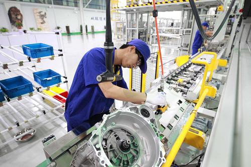7月23日,在山東省濰坊市高新區(qū),工作人員在生產(chǎn)線上組裝8AT自動(dòng)變速器。新華社發(fā)(孫樹寶 攝)