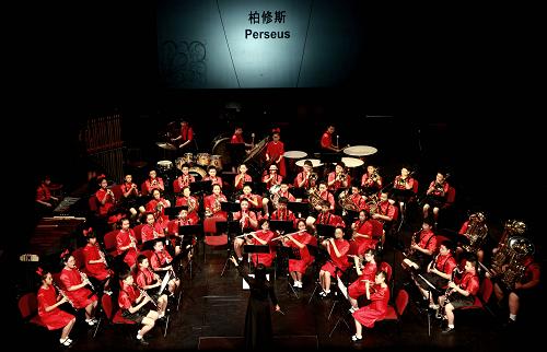 7月26日,在捷克首都布拉格舉行的國際青少年管樂藝術(shù)節(jié)上,北京第二實(shí)驗(yàn)小學(xué)管樂團(tuán)的小樂手們在演奏。當(dāng)日,北京第二實(shí)驗(yàn)小學(xué)藝術(shù)團(tuán)金帆管樂團(tuán)憑借演奏《喜悅組曲》和《柏修斯》,奪得布拉格之夏2013捷克國際青少年管樂藝術(shù)節(jié)金獎(jiǎng)。本屆藝術(shù)節(jié)共有來自世界各地的13支青少年管樂團(tuán)參賽。新華社發(fā)(王申 攝)
