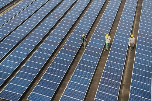 在浙江省長興縣一家企業(yè)的屋頂光伏電站,施工人員檢查安裝完畢的太陽能板,為并網(wǎng)運行做準(zhǔn)備。該企業(yè)屋頂光伏面積13000平方米,日發(fā)電量最高可達(dá)6000千瓦時(6月5日攝)。新華社發(fā)