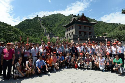 7月28日,前來(lái)參觀考察的勞動(dòng)模范在北京居庸關(guān)長(zhǎng)城上留影。當(dāng)日,首批共200名全國(guó)勞動(dòng)模范齊聚北京、北戴河集中休養(yǎng),正式啟動(dòng)2013年全國(guó)勞模休養(yǎng)活動(dòng)。首批勞模休養(yǎng)活動(dòng)從7月27日持續(xù)至8月2日,除在北京參觀考察外,勞模們還將前往北戴河度過(guò)一個(gè)難忘的假期。中華全國(guó)總工會(huì)于7月至11月期間,組織5000名勞模分33批前往北戴河、青島、廈門等11個(gè)休養(yǎng)基地“度假”。這是全國(guó)總工會(huì)開展勞模休養(yǎng)活動(dòng)以來(lái)人數(shù)最多的一次。新華社記者 何俊昌 攝