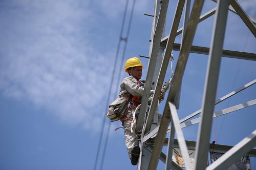 8月1日,在江西余干縣,電網(wǎng)工人在檢修500千伏電路。7月31日,江西電網(wǎng)最高用電負(fù)荷達(dá)到1443萬千瓦,今夏第三次創(chuàng)歷史新高。8月,江西電網(wǎng)預(yù)計(jì)最高用電負(fù)荷將達(dá)到1520萬千瓦。據(jù)國(guó)家電網(wǎng)江西公司介紹,相比2012年江西省用電最高負(fù)荷1373萬千瓦,今年用電負(fù)荷增速減緩,電網(wǎng)實(shí)現(xiàn)平穩(wěn)安全運(yùn)行,各地均未拉閘限電。新華社記者 周密 攝