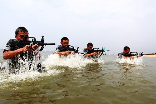 在膠東半島某海域,濟(jì)南軍區(qū)某通信團(tuán)官兵進(jìn)行武裝登陸訓(xùn)練(8月3日攝)。8月初,濟(jì)南軍區(qū)某通信團(tuán)奔赴膠東半島某海域組織為期20天的海上適應(yīng)性訓(xùn)練,錘煉部隊(duì)作風(fēng),苦練海上技能。這次海上適應(yīng)性訓(xùn)練是該團(tuán)首次將通信的觸角延伸到海上,從難從嚴(yán)從實(shí)戰(zhàn)出發(fā)組織訓(xùn)練。新華社發(fā)(齊帥 攝)