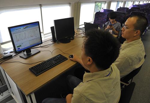 8月9日,中國鐵道科學研究院的工程師在向莆鐵路聯(lián)調(diào)聯(lián)試檢測車內(nèi)檢測移動通信系統(tǒng)的性能。新華社記者 魯鵬 攝