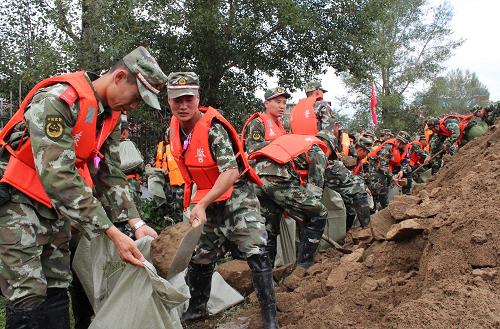8月9日,在黑龍江大興安嶺西小河河堤上,武警大興安嶺地區(qū)森林支隊的官兵填裝沙袋封堵河堤。當日,受強降雨侵襲,黑龍江大興安嶺西小河排水干溝堤防出現(xiàn)決口。由于河水暴漲,堤防決口處不斷出現(xiàn)土石塌方,嚴重威脅附近居民的安全。災情發(fā)生后,武警大興安嶺地區(qū)森林支隊組織300余名官兵緊急奔赴抗洪一線,背沙袋,填石塊,用鐵絲網(wǎng)捆綁沙袋連續(xù)推入決口。在大型機械的配合下,19時左右,決口處成功封堵。新華社發(fā)(王齊勝 攝)