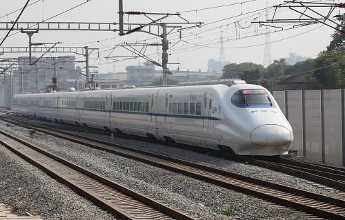 8月11日,“和諧號”動車組列車在廣西桂林靈川縣境內(nèi)的衡(陽)柳(州)鐵路上試運行。新華社發(fā)(秦培 攝)