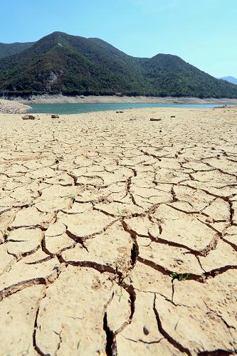 由于連日高溫少雨,舟山市定海長春嶺水庫蓄水量大幅下降(8月11日攝)。7月份以來,舟山島城一直干旱少雨,平均降水量比常年同期偏少九成。新華社記者 徐昱 攝