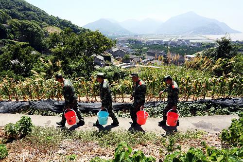 8月11日,舟山桃花邊防派出所官兵為島上的居民運送生活用水。7月份以來,舟山島城一直干旱少雨,平均降水量比常年同期偏少九成。新華社記者 徐昱 攝