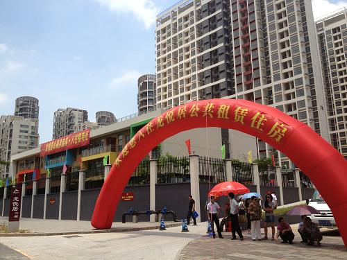 位于龍悅居二期幼兒園的公租房選房現(xiàn)場(8月11日攝)。當(dāng)日,深圳規(guī)模最大的公租房項(xiàng)目龍悅居、梅山苑二期正式開始選房。經(jīng)兩次調(diào)整房源后,此次配租的公租房房源確定為8230套,合格申請家庭共計(jì)5435戶。剩余房源將繼續(xù)面向社會(huì)群體配租,遞補(bǔ)名單將于近期推出。選房現(xiàn)場實(shí)行選房、簽約、入住“三位一體”集中辦理,并提供物業(yè)、水、電、氣、有線電視、太陽能熱水等一條龍服務(wù)。申請人可實(shí)現(xiàn)當(dāng)場選房、當(dāng)場簽約、當(dāng)場領(lǐng)取鑰匙。新華社記者 趙瑞希 攝