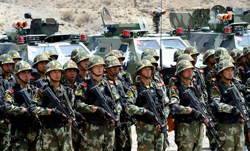 8月11日,公安邊防官兵整裝待發(fā)。新華社發(fā) (王小雪攝)