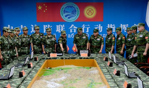 8月11日,中吉邊防聯(lián)合行動(dòng)指揮人員研究制定打擊“恐怖分子”的行動(dòng)方案。新華社發(fā) (王小雪攝)