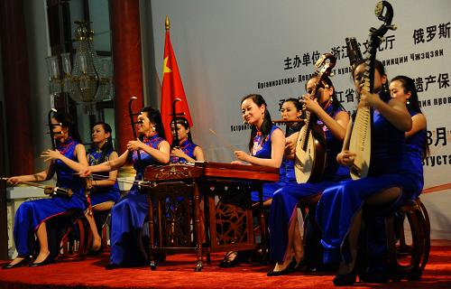 8月12日,在俄羅斯首都莫斯科,來自浙江歌舞劇院的藝術(shù)家們在俄羅斯中國浙江文化節(jié)期間為觀眾獻上歌舞表演。新華社記者 代賀 攝