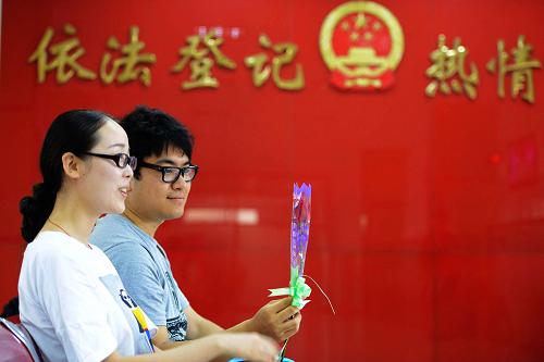 8月13日,山東青島開發(fā)區(qū)婚姻登記處一對(duì)新人在等待登記結(jié)婚。當(dāng)日是我國農(nóng)歷“七夕”,山東青島多對(duì)新人前往婚姻登記處辦理結(jié)婚登記手續(xù)。青島市內(nèi)婚姻登記處開展網(wǎng)上預(yù)定登記等業(yè)務(wù),為新人提供便利服務(wù)。新華社發(fā)(俞方平 攝)